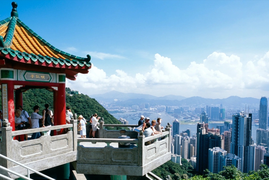 The Peak nằm ở độ cao gần 400 mét so với mực nước biển nên trở thành địa điểm ngắm cảnh lý tưởng cho du khách