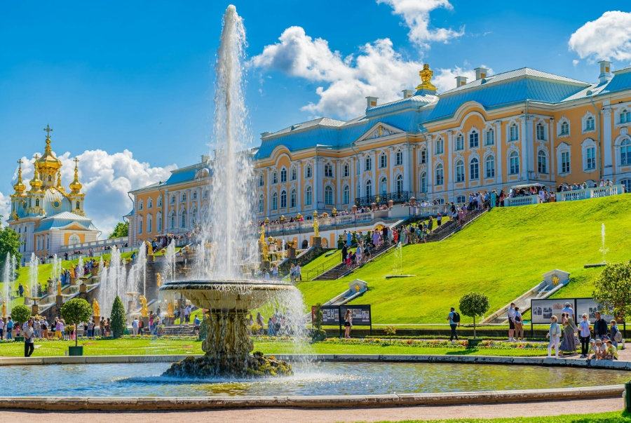 Cung điện Peterhof sở hữu hệ thống đài phun nước độc đáo
