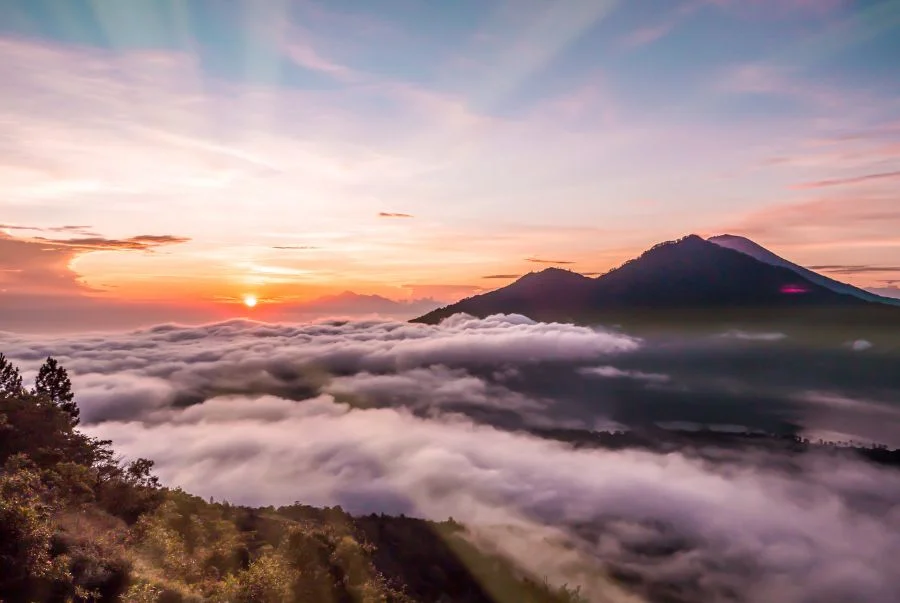 Khung cảnh bình minh rực rỡ trên khu vực núi lửa Batur