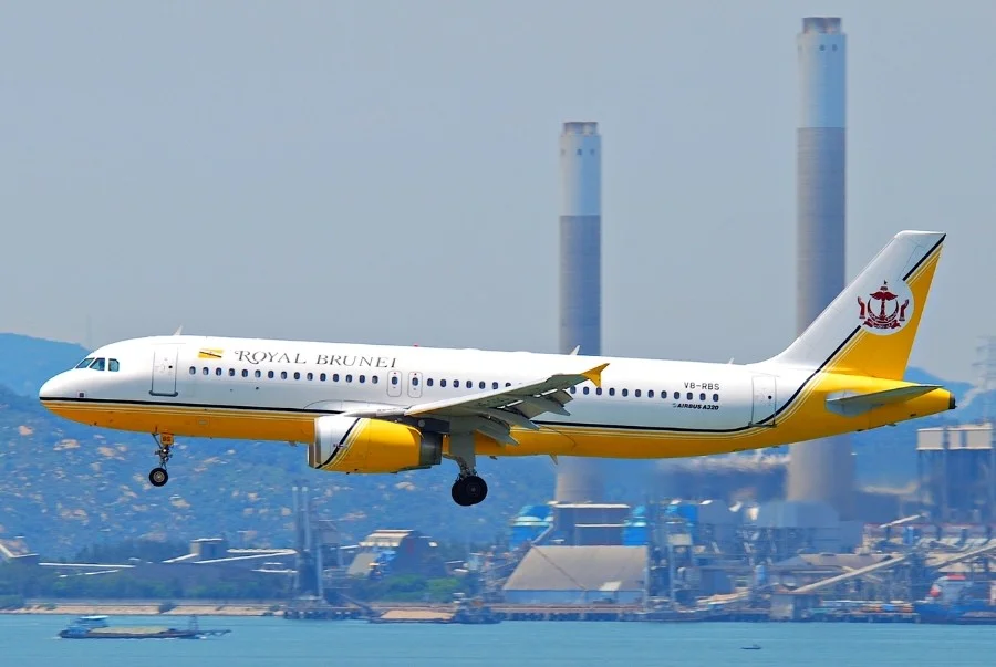 Du khách có thể bay đến thủ đô Bandar Seri Begawan bằng hãng Royal Brunei Airlines