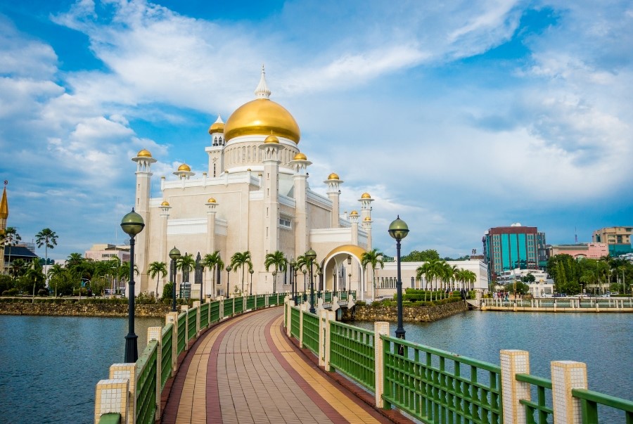 Cây cầu đá là góc check-in nổi bật được nhiều du khách ưa chuộng mỗi khi đến đây