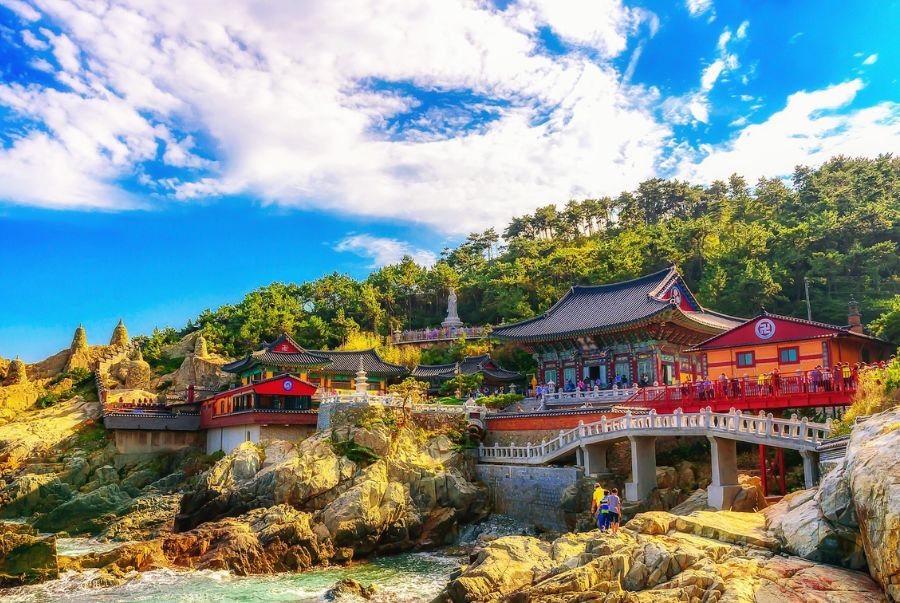 Chùa Haedong Yonggungsa mang vẻ đẹp giao hòa giữa kiến trúc tâm linh và thiên nhiên