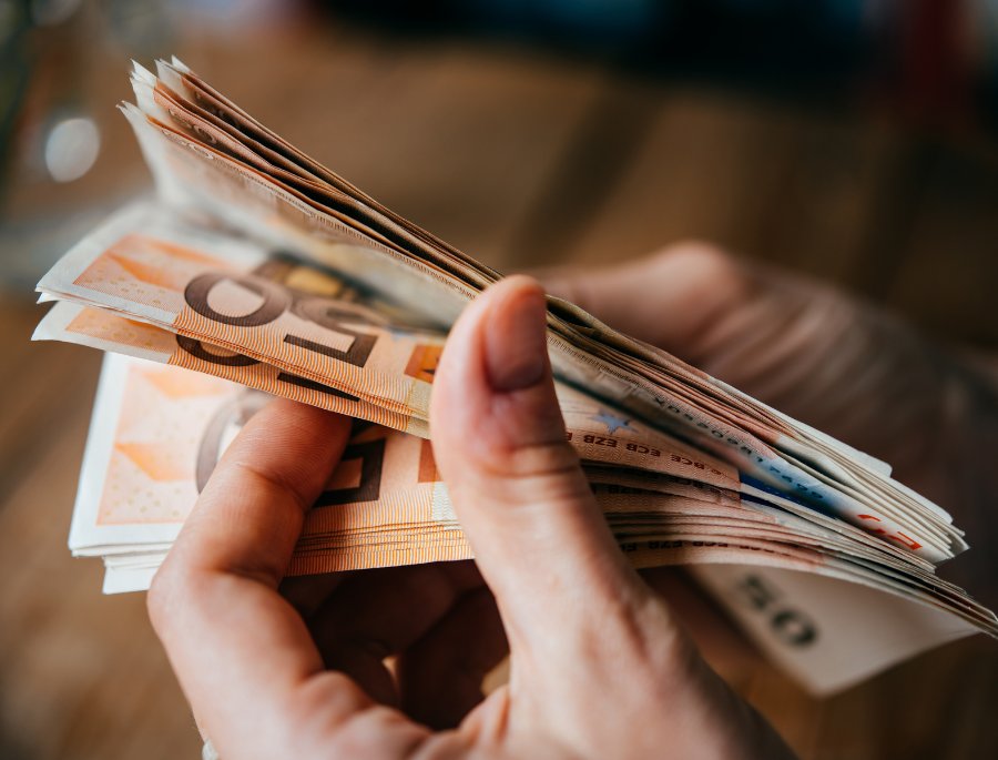 Euro (EUR) là đồng tiền chung của Liên Minh Châu Âu (EU)