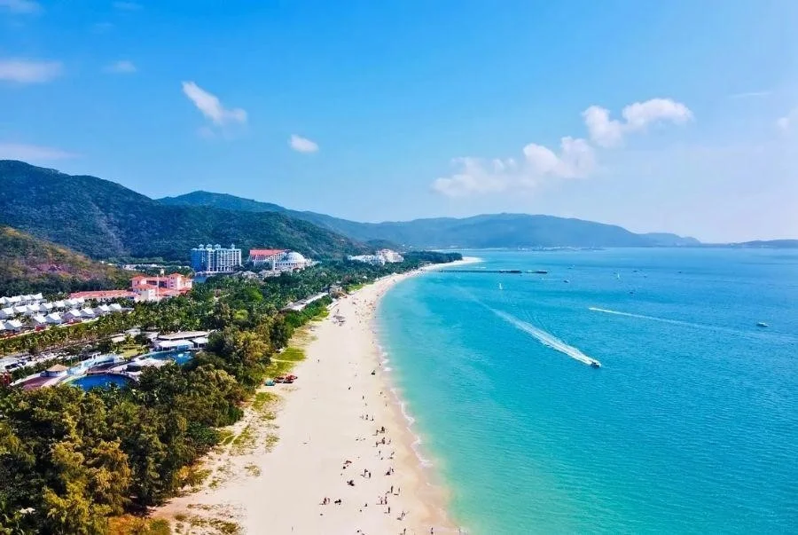 Thiên đường biển xanh Vịnh Á Long với bờ cát trắng mịn trải dài