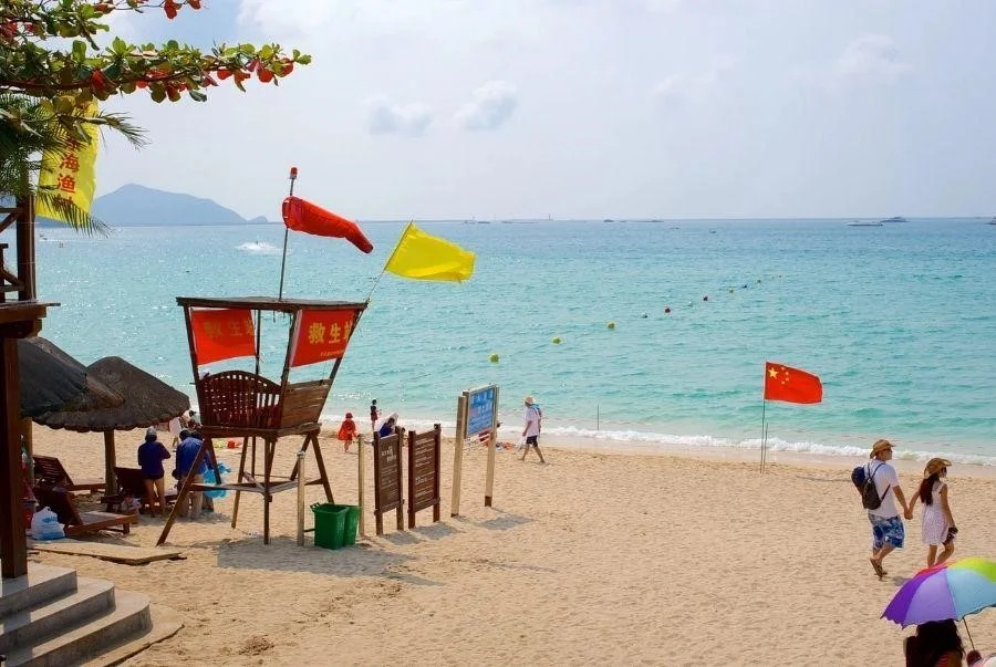 Bãi biển Đại Đông Hải là điểm đến sôi động ở Hải Nam