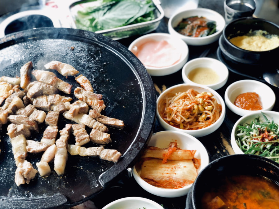 Heo đen Jeju nướng là một trong những món ăn hấp dẫn không thể bỏ qua của đảo ngọc Jeju