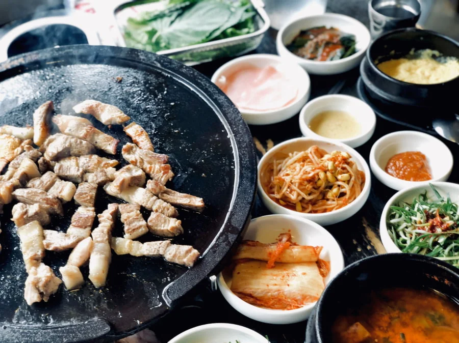 Heo đen Jeju nướng là một trong những món ăn hấp dẫn không thể bỏ qua của đảo ngọc Jeju