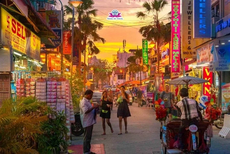 Phố George Town rực rỡ đèn màu về đêm, hòa trộn nét cổ kính và nhịp sống sôi động