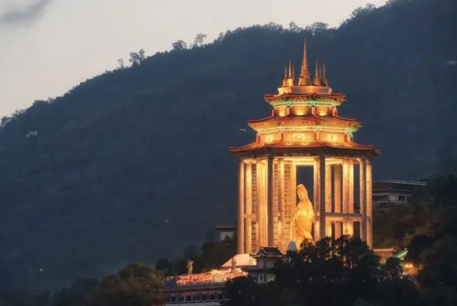 Tượng Phật Quan Âm 36,5 mét rực rỡ giữa núi đồi Penang