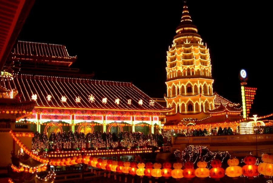  Ngôi chùa Phật giáo lớn nhất Malaysia tỏa sáng lộng lẫy khi màn đêm buông