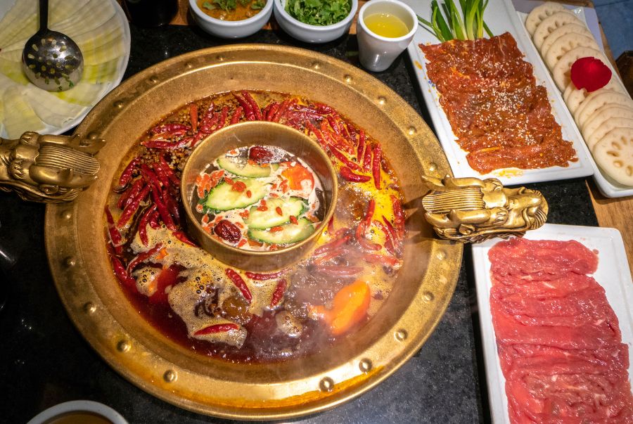Thành Đô là cái nôi của nền ẩm thực Tứ Xuyên với đặc trưng vị cay, tê từ tiêu hoa và ớt khô