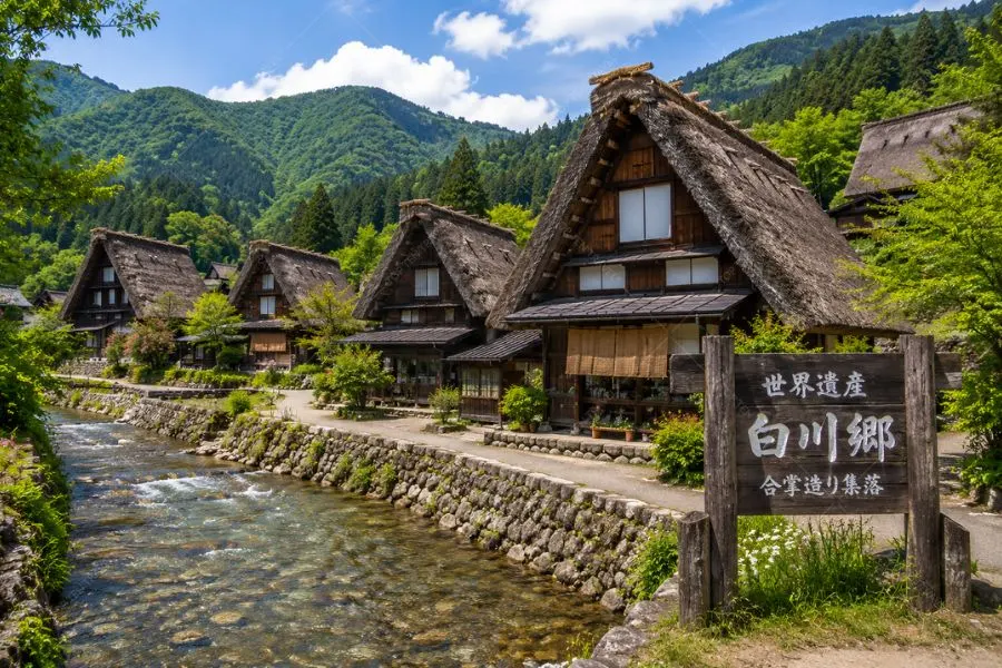 Khung cảnh thanh bình bên dòng kênh Shirakawa nổi tiếng