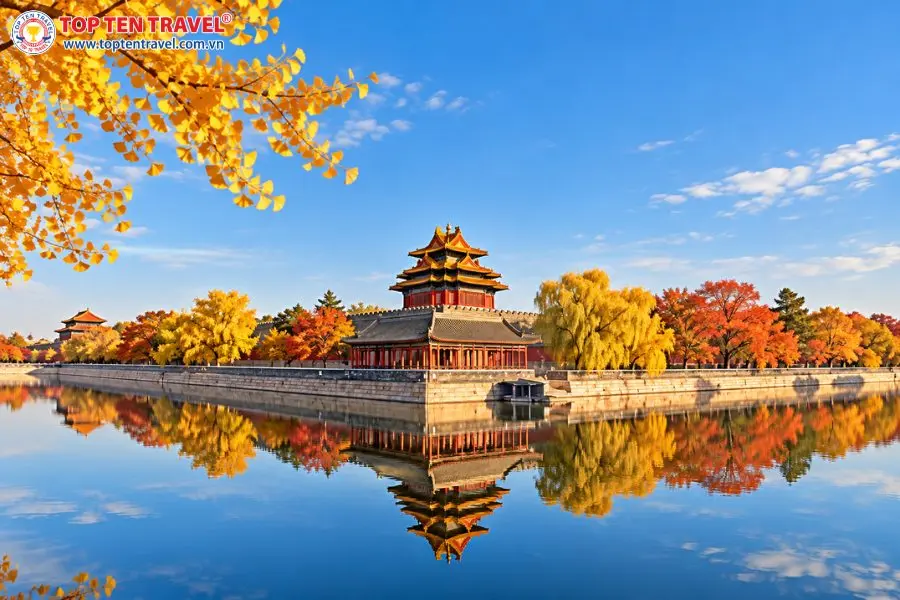 Cảnh Sơn nằm uy nghi bên những hàng cây thay lá, phản chiếu trên mặt nước giữa sắc thu vàng