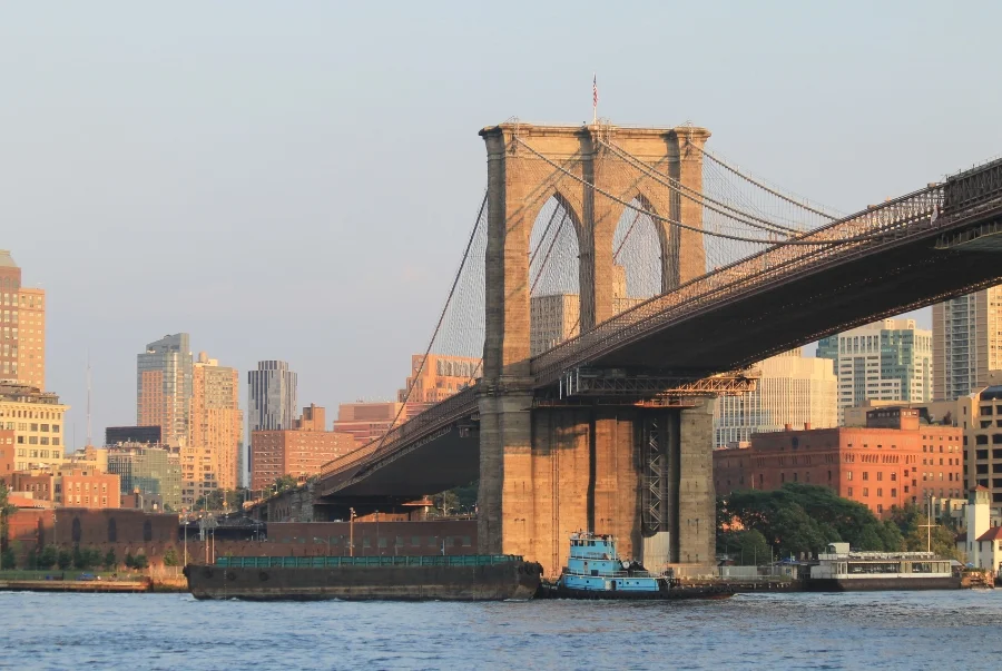 Cầu Brooklyn kết nối Manhattan và Brooklyn qua dòng sông East River