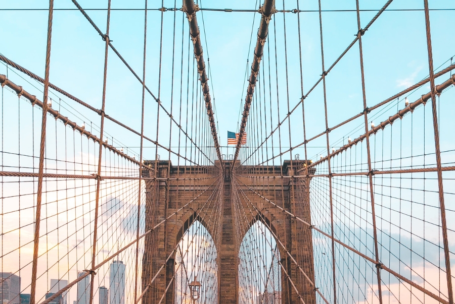Cầu Brooklyn với những đường cáp thép vững chắc đan xen