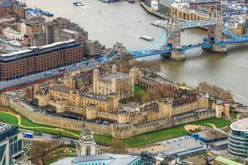 Tower of London nằm ngay gần Cầu Tháp Luân Đôn