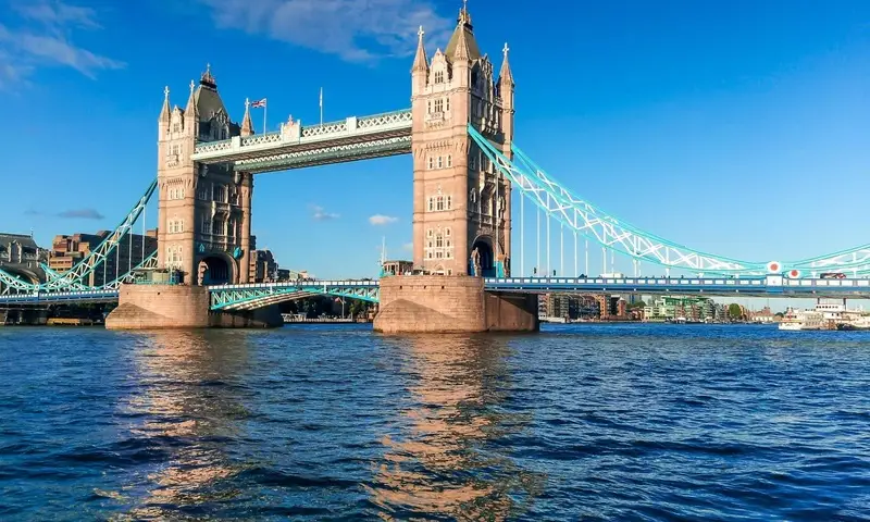 Cầu Tháp Luân Đôn nằm trên sông Thames