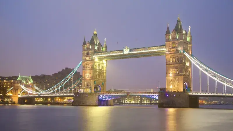Hai tòa tháp đặc trưng của Tower Bridge