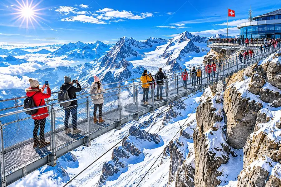 Titlis Cliff Walk là cây cầu treo nổi tiếng nằm cheo leo giữa núi tuyết Alps ở độ cao hơn 3.000 mét