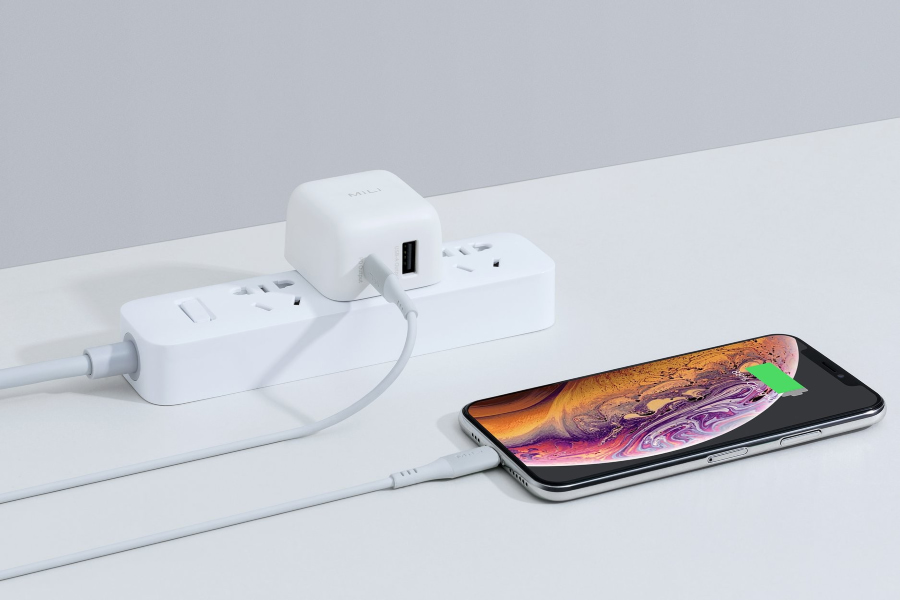 Adapter chuyển đổi ổ cắm là một trong những vật dụng cần thiết đi Hàn Quốc vào mùa hè mà bạn không thể bỏ qua
