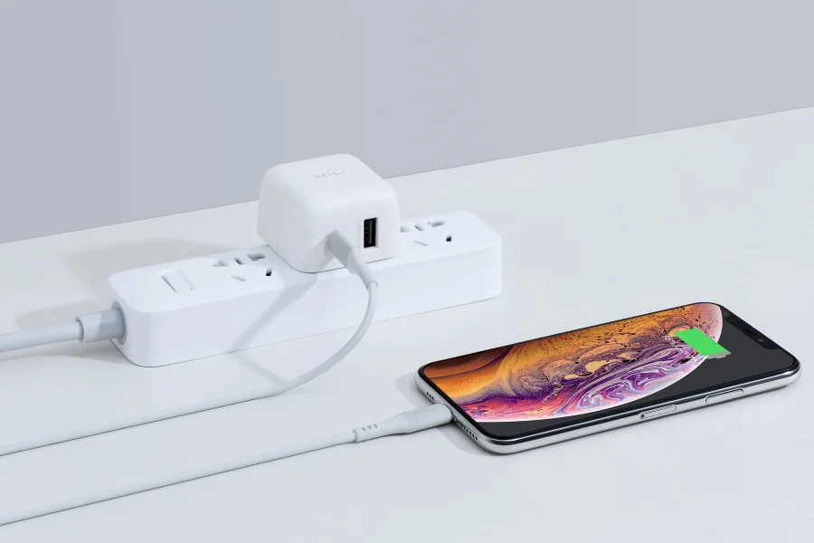 Adapter chuyển đổi ổ cắm là một trong những vật dụng cần thiết đi Hàn Quốc vào mùa hè mà bạn không thể bỏ qua