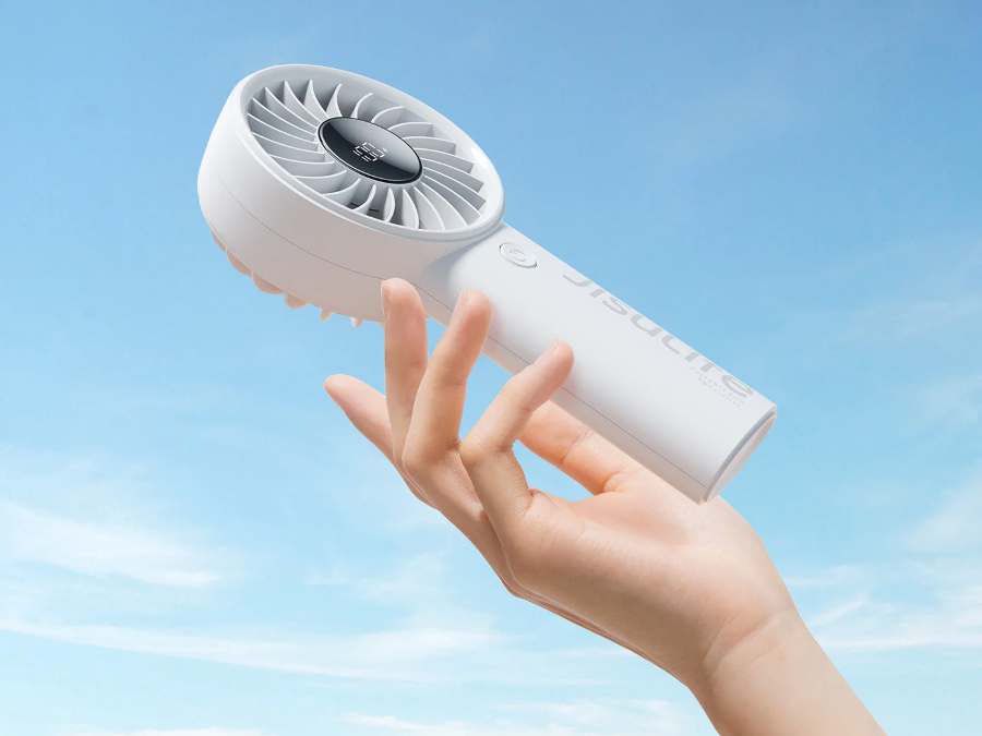 Một chiếc quạt mini nhỏ gọn sẽ giúp bạn xua tan cái nóng tức thì, mang lại cảm giác mát mẻ và sảng khoái mỗi khi cần