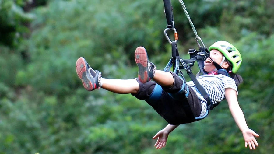 Zipline là sự lựa chọn độc đáo được nhiều bạn trẻ yêu thích mạo hiểm lựa chọn