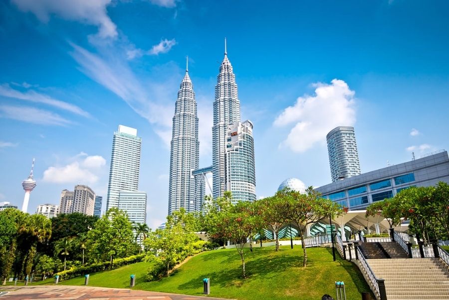 Tháp đôi Petronas là điểm đến không thể thiếu trong mọi chuyến du lịch Malaysia