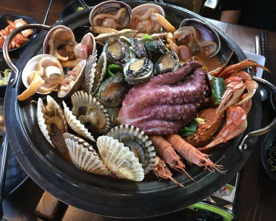 Nếu bạn đi du lịch Hàn Quốc theo nhóm hoặc gia đình, lẩu hải sản là một lựa chọn lý tưởng, mang đến sự ấm cúng và trải nghiệm ẩm thực thú vị