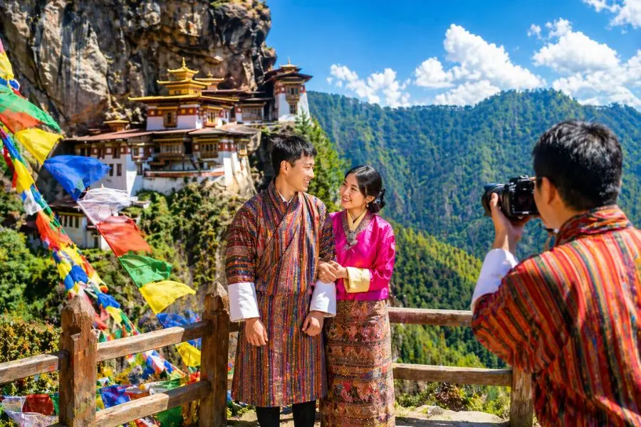 Du khách có thể hóa thân thành người bản địa bằng cách khoác lên mình bộ trang phục truyền thống của Bhutan