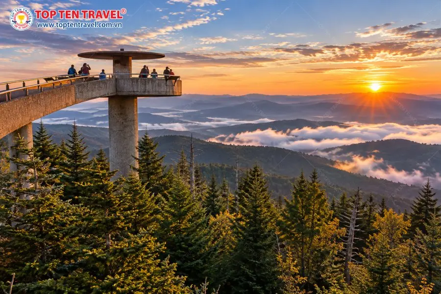 Clingmans Dome mở ra tầm nhìn rộng lớn từ một trong những vị trí cao nhất Great Smoky Mountains