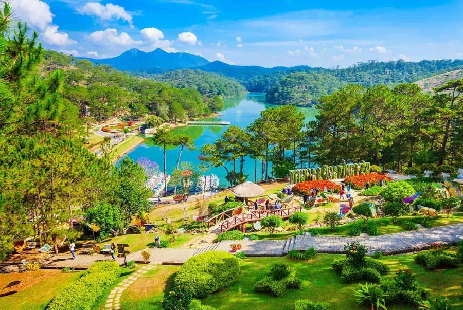 Thung Lũng Tình Yêu là một trong những khu du lịch lâu đời và nổi tiếng nhất của Đà Lạt