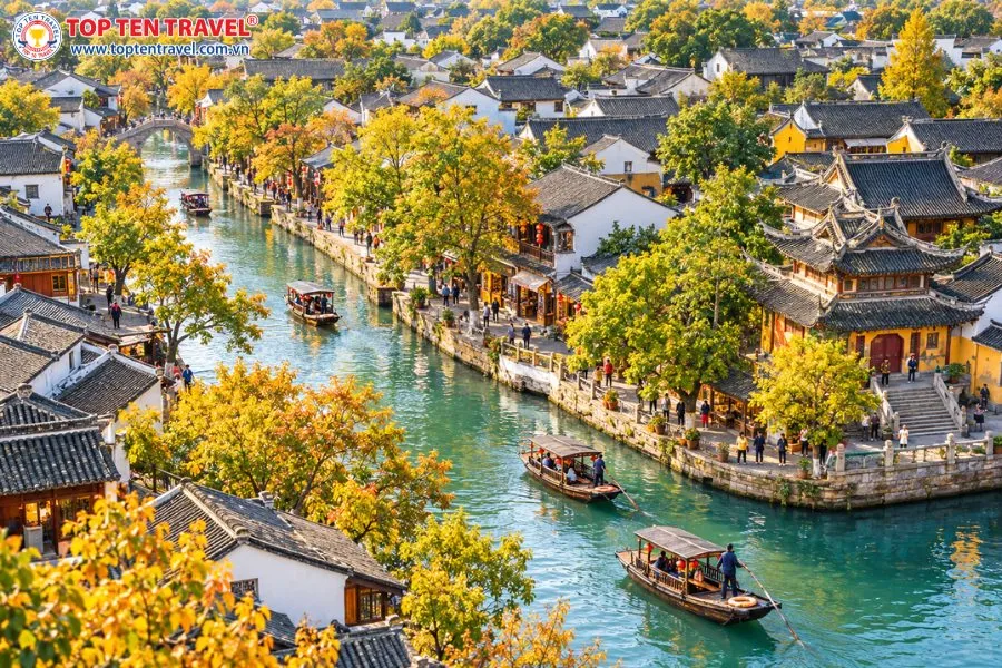 Toàn cảnh cổ trấn Chu Gia Giác ở Thượng Hải mùa thu với dòng sông xanh kết hợp cùng những ngôi nhà mái ngói cổ kính
