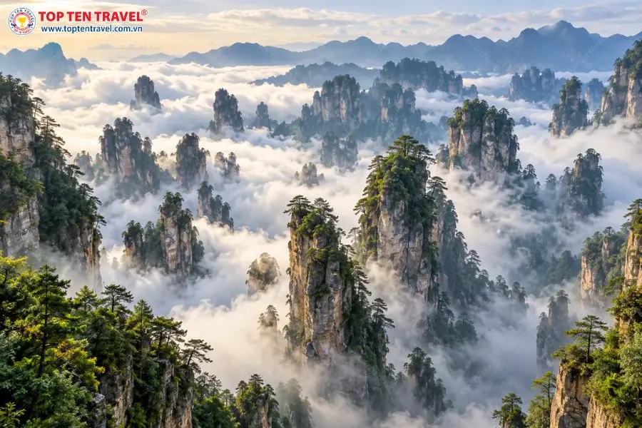 Khung cảnh cột đá Avatar ẩn hiện giữa biển mây kỳ ảo