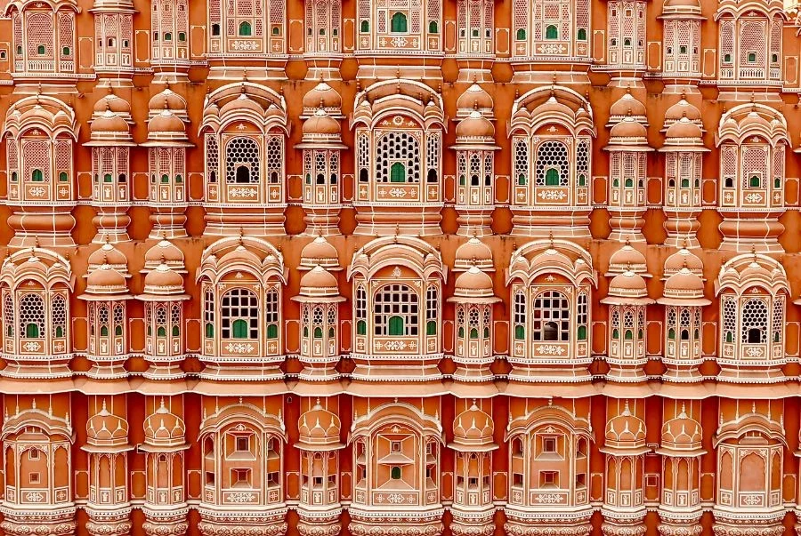 Mặt tiền Hawa Mahal với 953 ô cửa nhỏ xếp đều như một tổ ong khổng lồ
