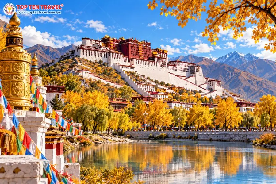 Cung điện Potala Tây Tạng giữa khung cảnh cây lá vàng mùa thu