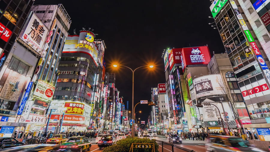 Shinjuku hiện lên như một bức tranh đa sắc màu và không ngừng chuyển động khi đêm về