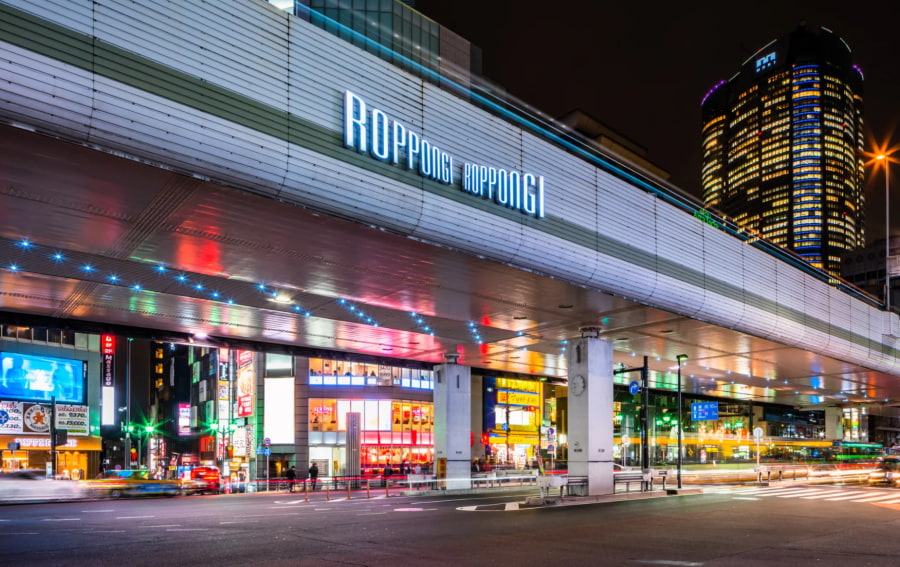 Roppongi khoác lên mình chiếc áo lộng lẫy, nơi sự hiện đại và nét văn hóa đa dạng hòa quyện một cách độc đáo giữa lòng Tokyo