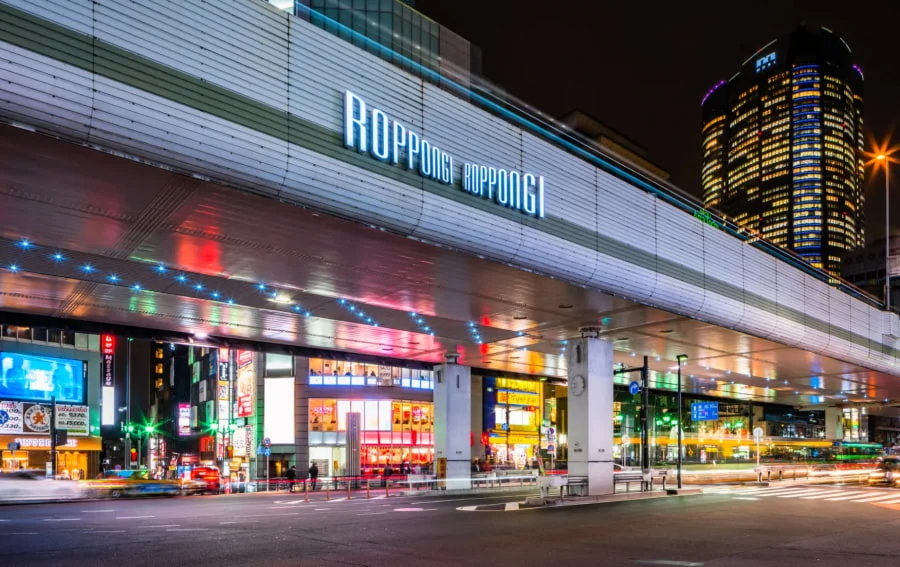 Roppongi khoác lên mình chiếc áo lộng lẫy, nơi sự hiện đại và nét văn hóa đa dạng hòa quyện một cách độc đáo giữa lòng Tokyo