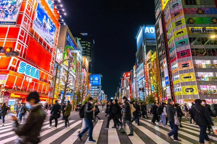 Khám phá Akihabara khi Tokyo về đêm chính là một trải nghiệm thú vị khi được bước vào thế giới huyền ảo, rực rỡ sắc màu