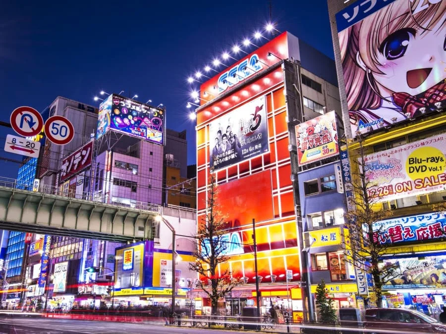 Akihabara mang một nét đặc trưng riêng biệt, hu hút những người đam mê văn hóa pop Nhật Bản từ khắp nơi trên thế giới