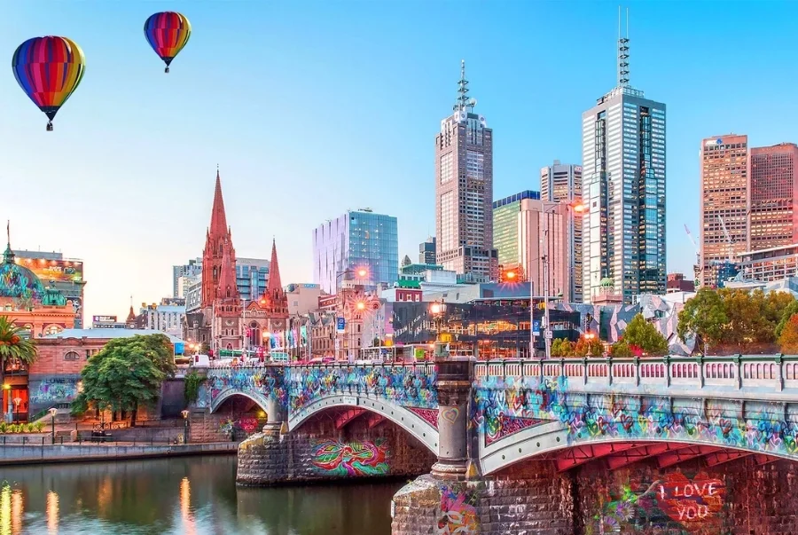 Nhiệt độ ở Melbourne trung bình khoảng 20 đến 26 độ C và đôi khi có những cơn mưa nhẹ