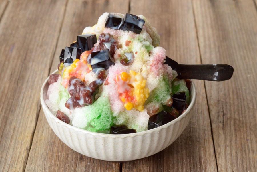 Món tráng miệng Ice Kacang nổi tiếng với lớp đá bào mịn được phủ đầy các loại topping hấp dẫn