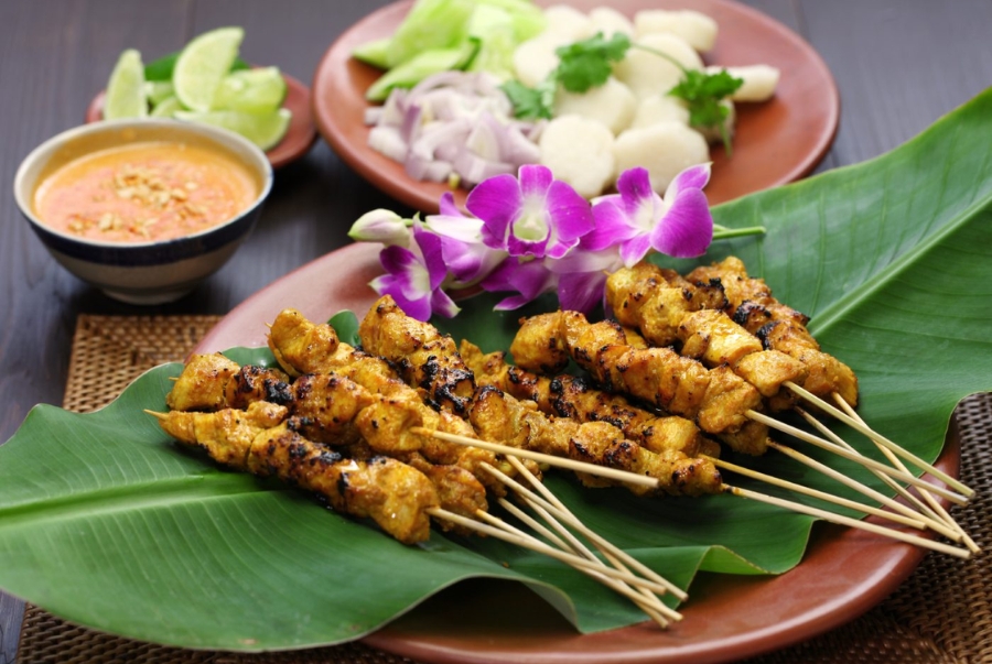 Satay là món thịt xiên nướng mang đậm hương vị của người Mã Lai thường làm từ thịt gà, bò hoặc cừu
