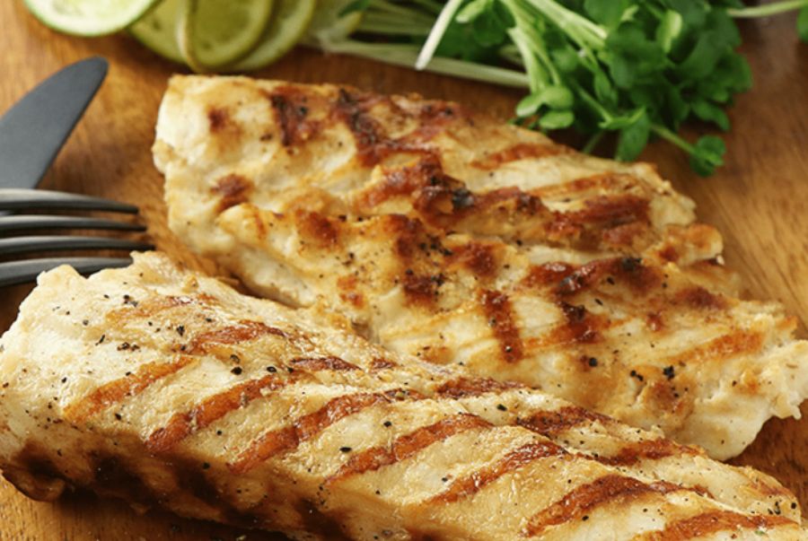 Thịt cá sấu có hàm lượng chất béo thấp, giàu protein và có vị đậm, thường được áp chảo hoặc làm steak