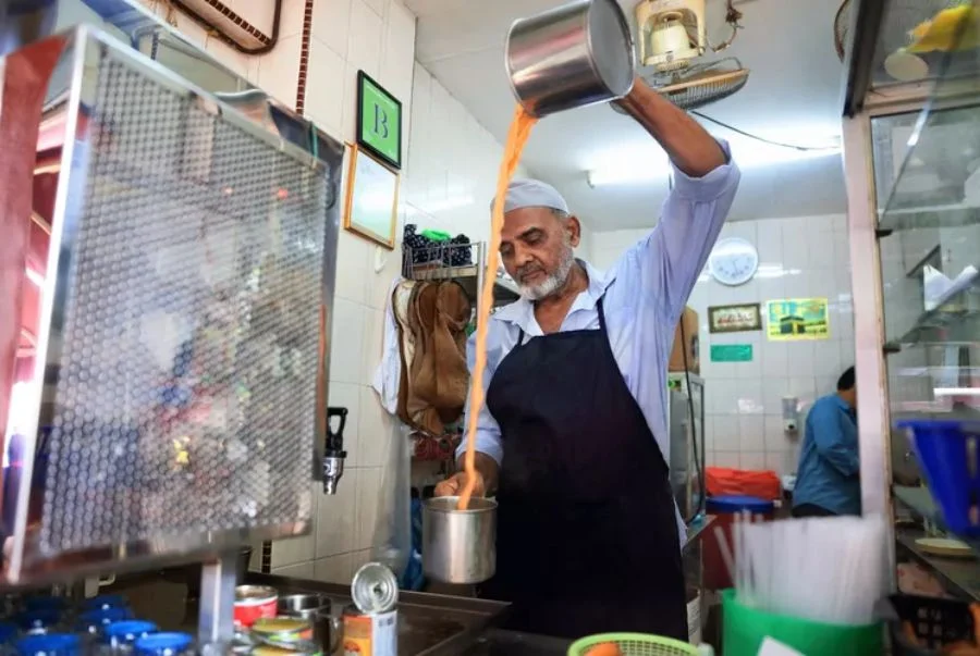Quá trình pha chế Teh Tarik độc đáo với những động tác “kéo trà” điêu luyện