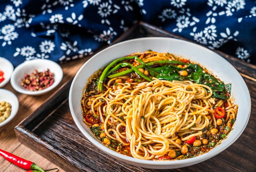 Mì sốt đậu Trùng Khánh thơm đậm vị hoà quyện sốt tương và tiêu hoa