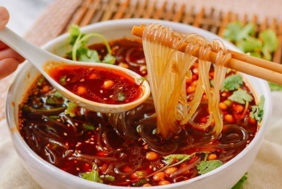 Sợi miến óng ánh thấm đẫm nước dùng chua cay chuẩn vị Trùng Khánh