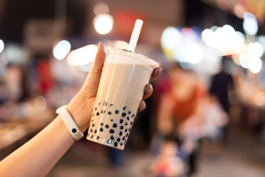 Trà sữa trân châu là loại thức uống mang tính biểu tượng toàn cầu của ẩm thực đường phố xứ Đài