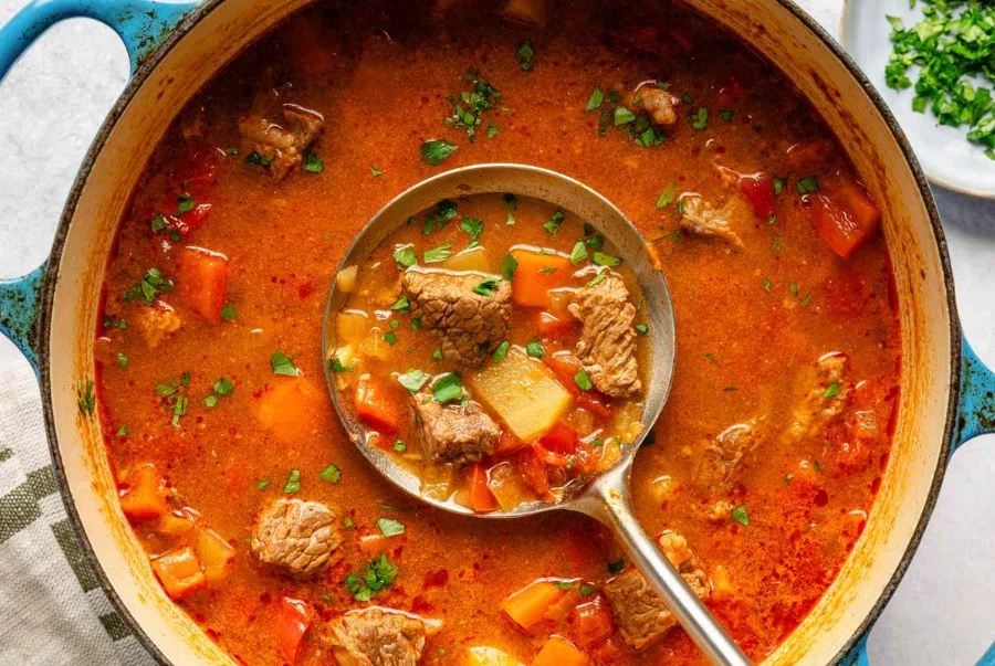Goulash có hương vị đậm đà, cay nhẹ và khả năng giữ ấm cơ thể tuyệt vời 